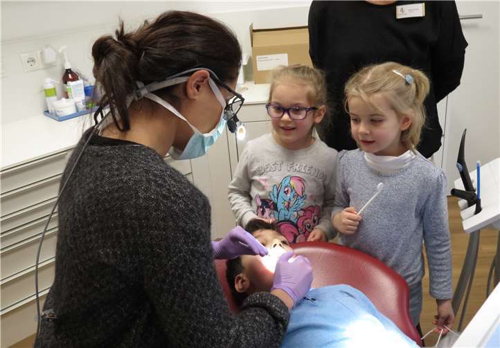 Ein paar der „Schlauen Adler“ waren so mutig, sich auf den Behandlungsstuhl zu setzen.Foto: privat