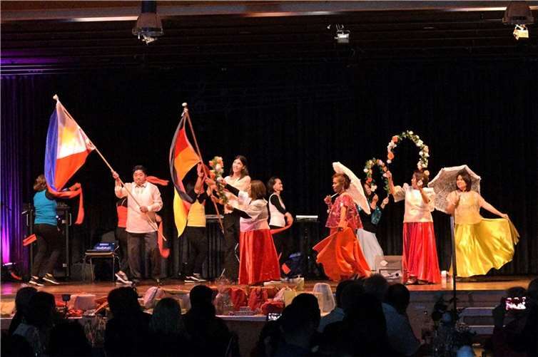 Feierlicher Abend zeigt ein Stück Philippinen und dient einem guten Zweck Ein philippinischer Variety Tanz. Fotos: Christian Muthig