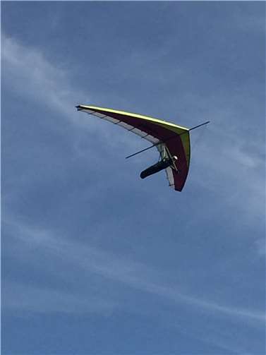 Ein prachtvoller Anblick der Drachenflieger in der Luft.