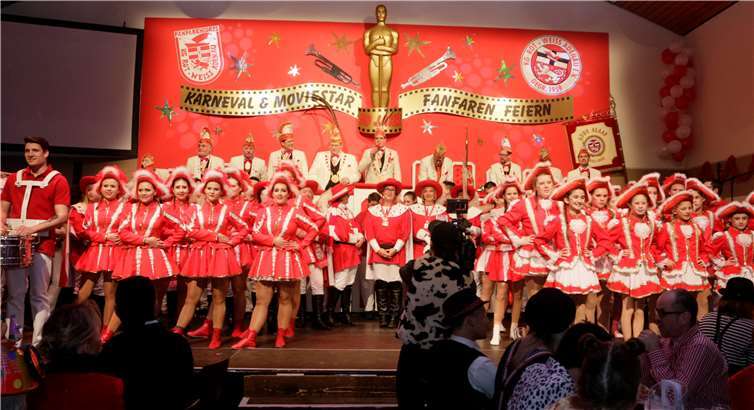 Karnevalistische Gala zum Mehrfachjubiläum Ein prachtvolles Bild bot sich nach dem Einmarsch. SES