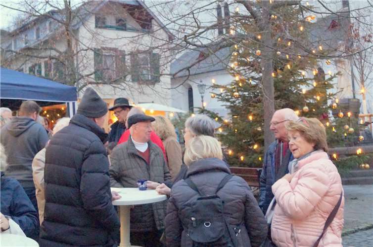 Ein prächtiger Tannenbaum sorgte für adventliche Stimmungvor St. Castor im Ortsteil Karden.
