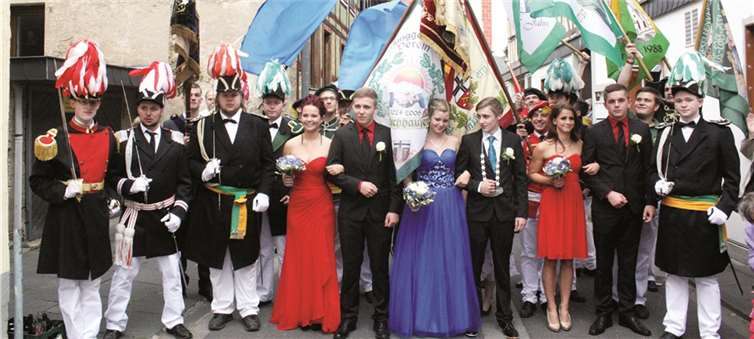 Ein prächtiges farbenfrohes Bild bot die Festgesellschaft der Nönghüüüde, umgeben von Offizieren und Fahnen, vor der Wallfahrtskirche. DL