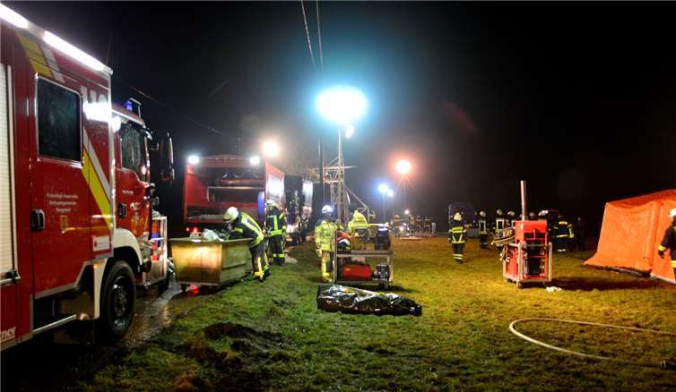Ein praktischer Teil der Übung fand auf dem Rehhof in Rüscheid statt. Dort wurden Proben genommen, Tiere untersucht und von Feuerwehr und THW Personen- und Fahrzeugdekontaminationsanlagen errichtet.