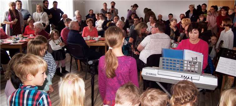 Ein proppevoller Saal sang gemeinsam tolle Weihnachtslieder. Foto: privat