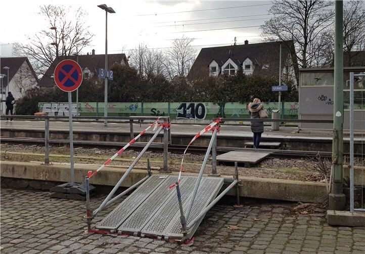 Ein provisorischer Weg ermöglichte während des Hochwassers den Zugang von der Rabenhorststraße zum Bahnhof.