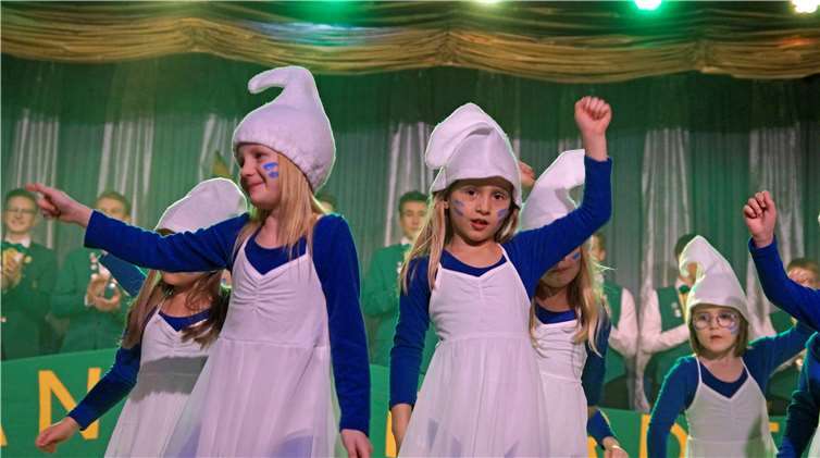 Ein putziger Augenschmaus - Der Tanz der Minis als Schlümpfe.
