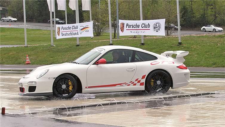 Ein quer stehender Porsche 911 GT3 war auf der Schleuderpiste des Fahrsicherheitszentrums keine Seltenheit.
