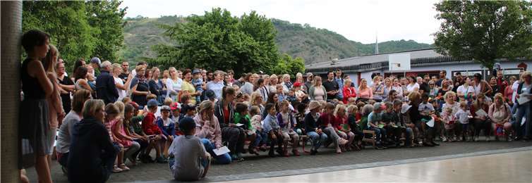 Ein rappelvoller Schulhof mit gespannten Eltern, Geschwistern und nicht zuletzt den KiTa-Kindern wartete voller Vorfreude auf die vorbereiteten Vorträge der einzelnen Gruppen. Foto: privat