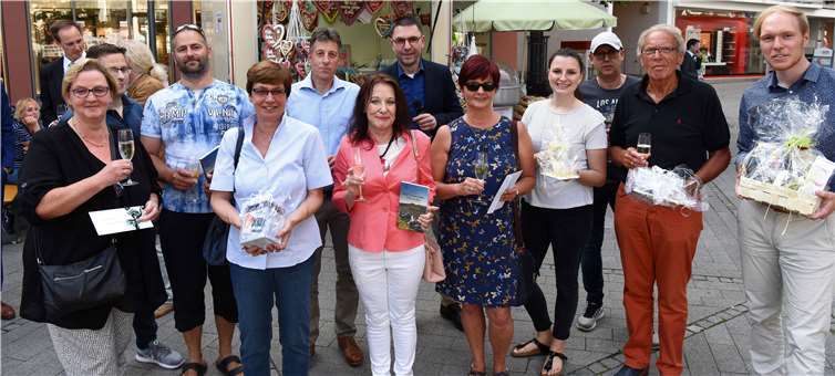 Ein regelmäßiger Besuch der Bad Neuenahrer Stadtfeste kann sich lohnen: So erhielten im Rahmen der Eröffnung des „Festes der guten Laune“ die Gewinner der Schaufenster-Rallye bei „Rund ums Ei“ attraktive Preise überreicht.  FIX