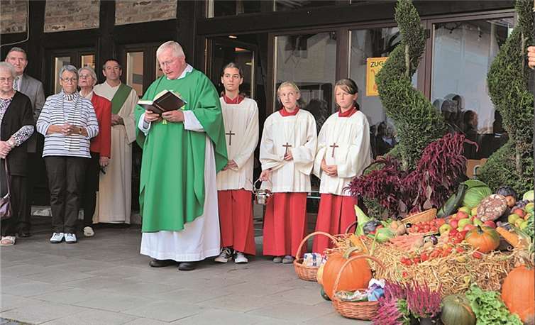 Ein reichhaltiger Dank-Altar wurde in den Innenhof des Köllenhofes gezaubert.privat
