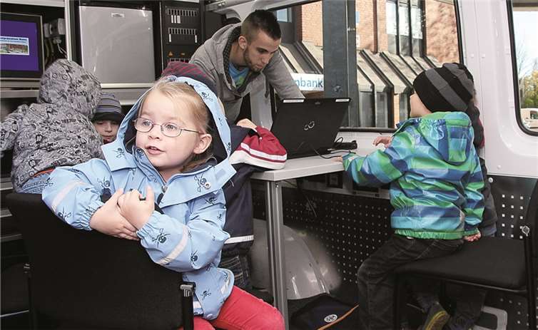 Ein richtiges Abenteuer für eine Gruppe des Städtischen Kindergartens „Pusteblume“ war die Besichtigung des neuen Polizeimobils.