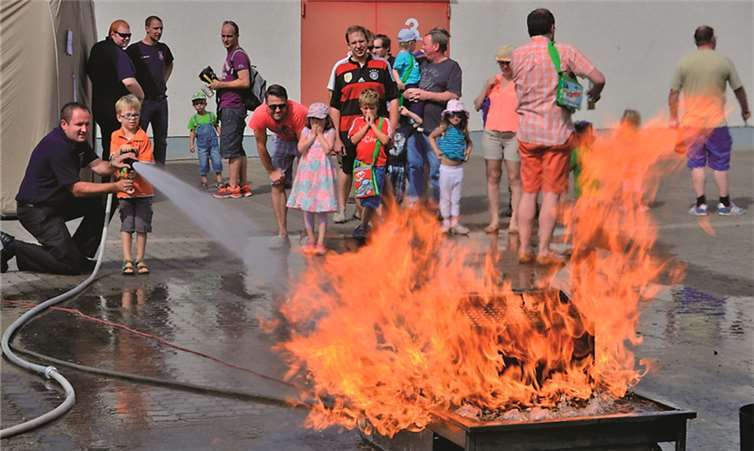 Ein richtiges Feuer durften Kinder mit Wasser aus einem Löschrohr löschen. HEP