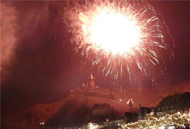Ein riesiger Feuerball hüllte beim FeuerwerkReichsburg und Moseluferpromenade in rötliches Licht. Fotos: TE