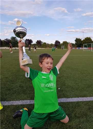 Ein riesiger Pokal durfte natürlich nicht fehlen.