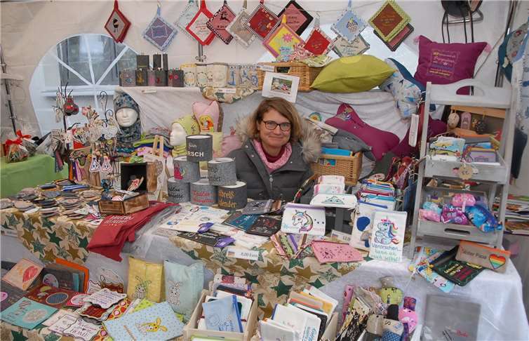 Ein riesiges Sortiment an selbstgemachten Deko- und Geschenkartikeln hatte Annette Fier aus Niederhofen mit nach Daufenbach gebracht.