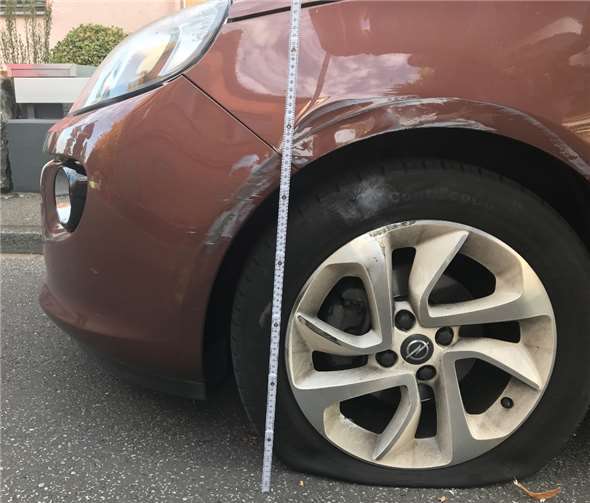 Ein roter Opel „Adam“ wurde durch einen unbekannten Verkehrsteilnehmer erheblich beschädigt. Foto: Polizei