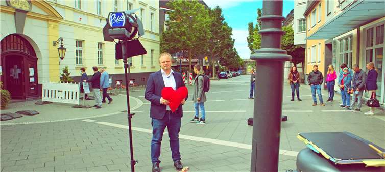 Ein rotes Herz – und natürlich Neuwieds OB Jan Einig – spielen eine Hauptrolle im von Studenten der Fresenius-Hochschule produzierten Danke-Video. Foto: Stadtverwaltung