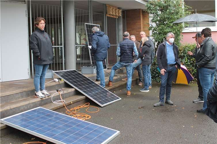 Ein rund 1 x 1,7 Meter großes und rund 20 Kilo schweres Modul, das beispielsweise am Balkongeländer befestigt wird, wird mit einem Wechselrichter verbunden und an das normale Stromnetz angeschlossen.