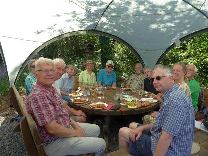 Ein schattiges Plätzchen beim Winzerhäuschen.  Foto: Eifelverein Remagen / Udo Volz