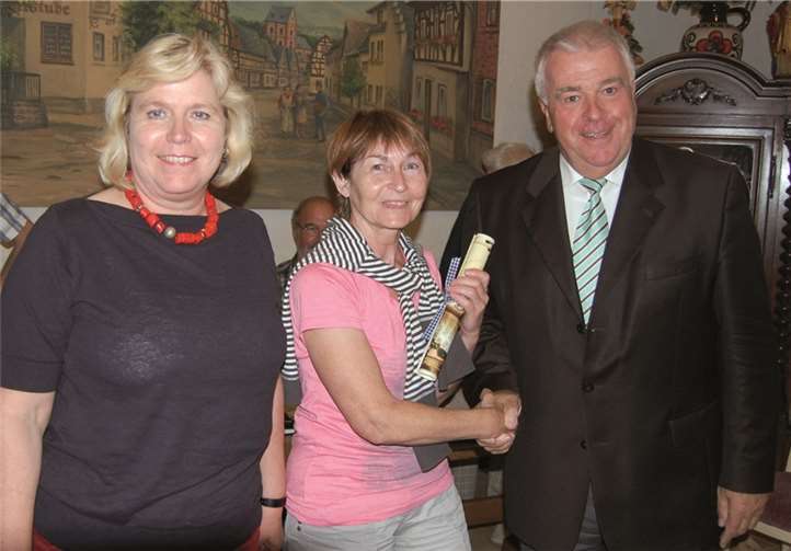 Ein schmerzlicher Verlust ist die zunächst nicht mehr existierende Abteilung „Kampfsport“ in der SG. Der SG-Vorsitzende Guido Ernst und Bürgermeisterin Gabriele Hermann-Lersch bedankten sich mit einem Geschenk bei der langjährigen Abteilungsleiterin Monika Distelrath.