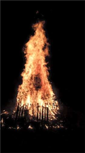 Ein schön brennendes und auch sicheres Martinsfeuer ist eine Augenweide.Foto: Pressestelle der Kreisverwaltung