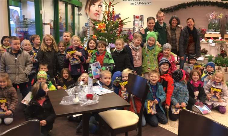 Ein schön geschmückter Weihnachtsbaum ziert nun den Eingang des CAP-Marktes. privat