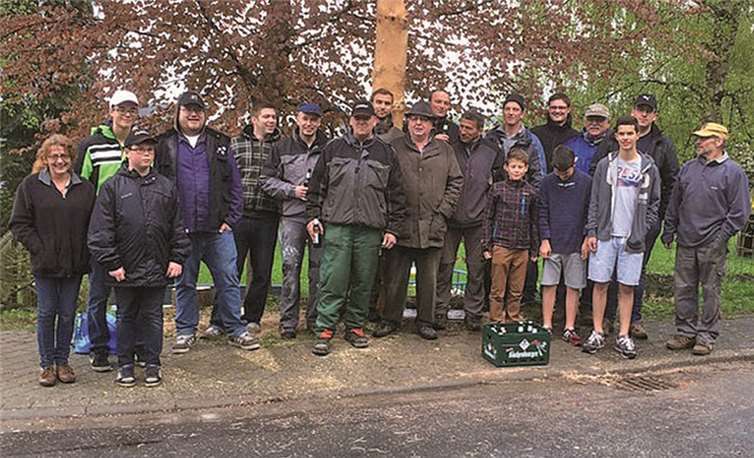 Ein schön gewachsener Maibaum ziert auch 2015 wieder die Ortsmitte in Engeln.privat