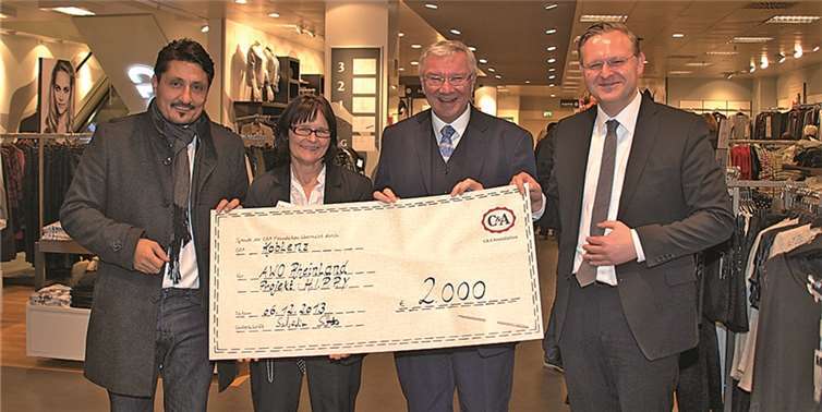 Ein schöner Nikolaustag mit einer Spende von C&A. Hierüber freuten sich Selim Özen (Leitung der Abteilung für Migration und Interkulturelle Öffnung der AWO-Rheinland), Marina Bergweiler (Betriebsratsmitglied C&A), Oberbürgermeister Joachim Hofmann-Göttig und C&A-Filialleiter in Koblenz Sebastian Schlüter.US