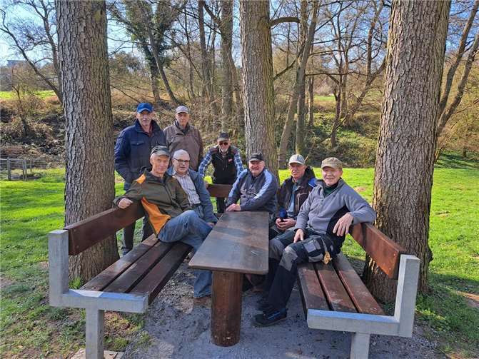 Ein schöner Platz unter Bäumen zum Verweilen oder Picknicken. Foto: Rhenser Teichteam