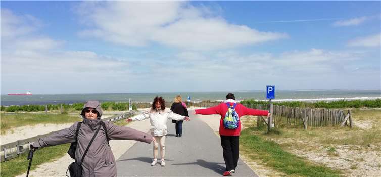 Ein schöner Strandtag an der niederländischen Nordseeküste.