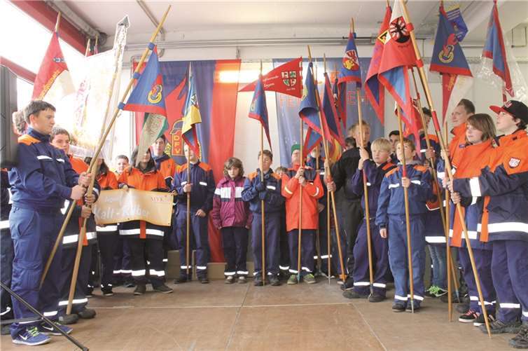 Ein schönes Bild boten die Fahnenträger der Jugendfeuerwehren.