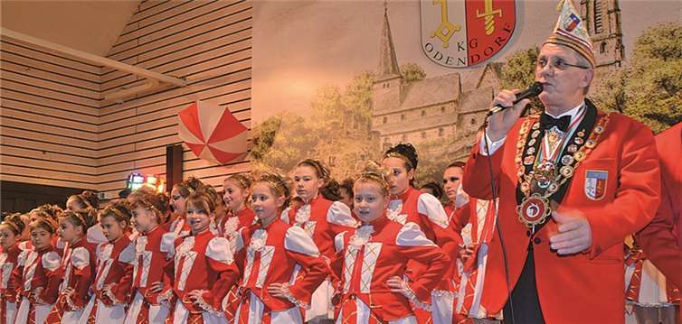 Ein schönes Bild in rot-weiß mit Präsident Heiner Schumacher und den Odendorfer Tanzgarden. -Weigert-