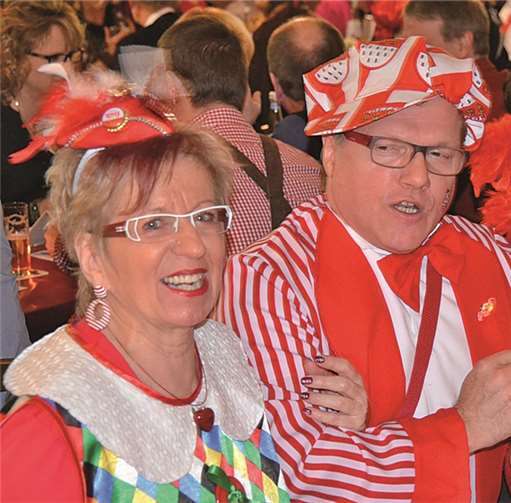 Ein schönes Bild in rot-weiß mit Präsident Heiner Schumacher und den Odendorfer Tanzgarden. -Weigert-