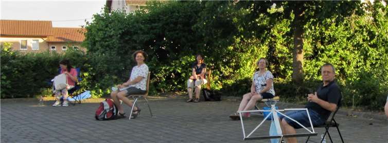 Ein schönes Plätzchen im Grünen suchten sich die Mitglieder des Chors Vulkanissimo. Foto: privat