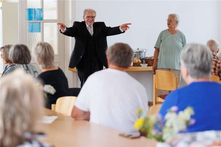 Ein schönes Ritual: Arnold Vogel eröffnet den Mittagstisch mit einem Gebet und einem Kanon.  Foto: Peter Bongard