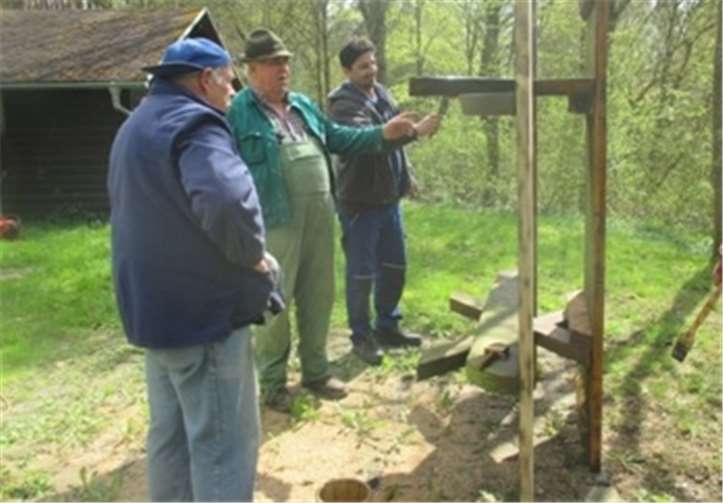 Ein schönes Signal zur Integration gab bei dieser Aktion der Familienvater der syrischen Flüchtlingsfamilie. Er beteiligte sich engagiert und mit Freude an den Arbeiten. P. Kreber