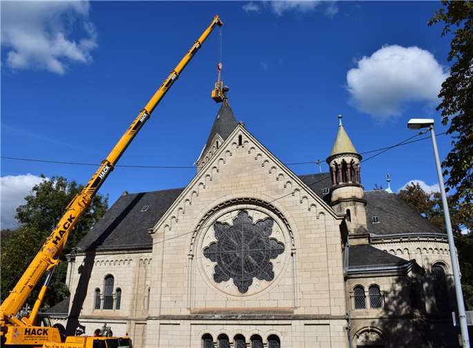 Ein schwerer Kran neben der Kaiser-Wilhelm-Kirche ermöglichte den Fachleuten, Schäden an dem Gotteshaus auszumachen und Dringliches instandzusetzen. privat