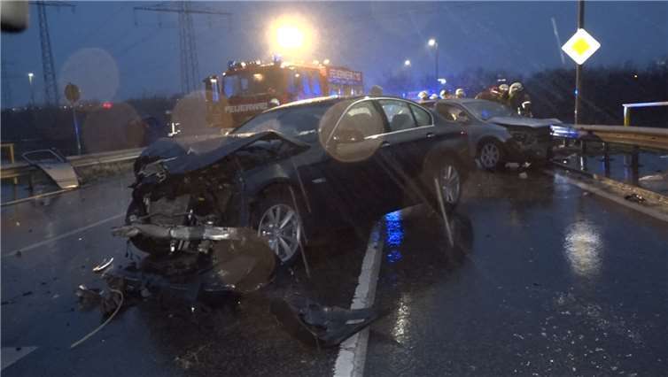 Ein schwerer Unfall auf der Ortsumgehung von Mülheim-Kärlich endete für eine 88-jährige Mitfahrerin tödlich. Foto: WinklerTV