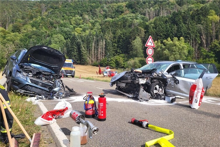 Ein schwerer Verkehrsunfall auf der B257 in Höhe des Ahrbogens in Ahrbrück erforderte den gemeinsamen Einsatz von Polizei, Feuerwehr und Rettungsdienst.