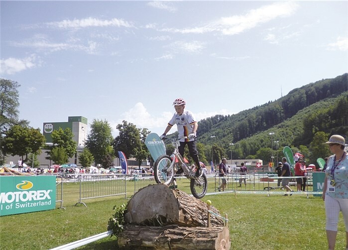 Ein schwieriger Sprung über einen Baumstamm.privat