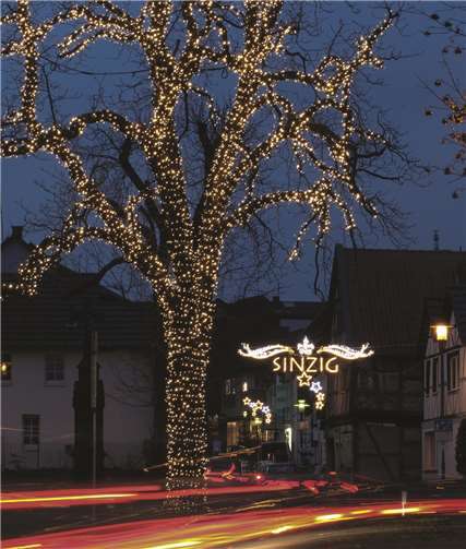 Ein sehr beliebtes Fotoobjekt – der illuminierte Baum am Kreisel mit Blick in die „Sternengasse“ der Mühlenbachstraße.