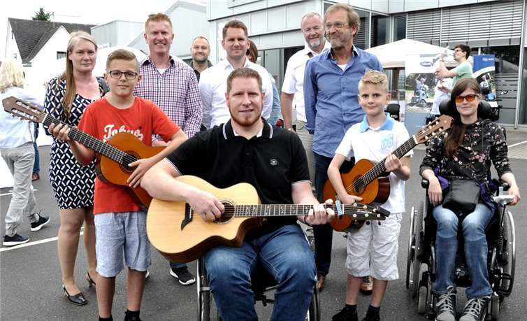 Ein sehr erfolgreicher Tag für Stargast Thomas Gundert (Mitte) und die beiden Schüler der Kreismusikschule Mayen-Koblenz, den elfjährige Minguel und den neunjährige Luis mit ihren Gitarren.