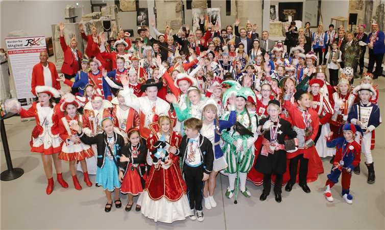 Ein sehr farbenfrohes Bild ergab sich beim „Zweiten Kinderprinzentreffen“ im Landtag in der Lobby der Steinhalle des Landesmuseums, in der normalerweise politische Gespräche oder Interviews am Rande der Plenardebatten stattfinden.Foto: Landtag Rheinland-Pfalz