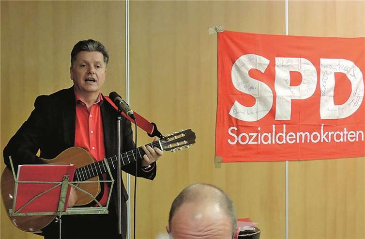 Ein sehr persönliches Geschenk erhielt Cato schließlich von seinem Freund, dem Bürgermeister der Stadt Boppard, Dr. Walter Bersch. Der packte seine Gitarre aus und trug Lieder vor.