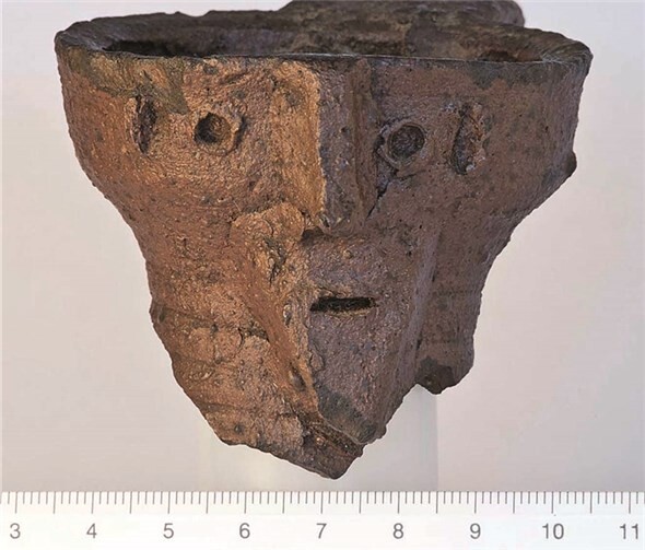 Ein sehr seltener Fund: das Randstück eines Kruges mit bärtigem Männergesicht. Solche hart gebrannten Krüge wurden im Mittelalter produziert. Nur wenige Stücke zeigen eine derartige Verzierung. Foto Benjamin Streubel, RGZM/VAT