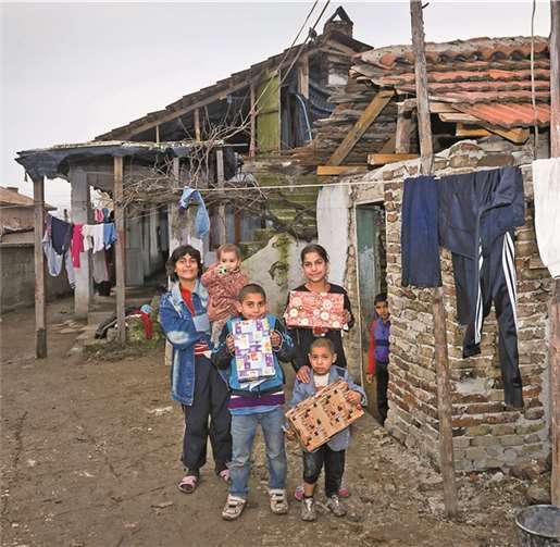 Ein seltenes Geschenk für eine Roma-Familie in Bulgarien.Geschenke der Hoffnung/David Vogt