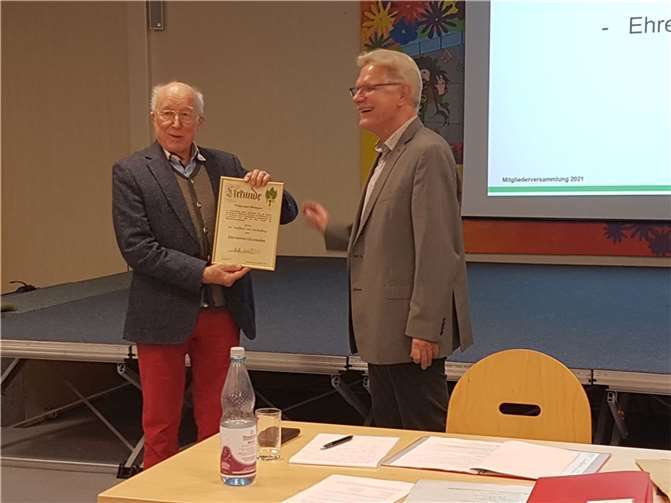 Ein sichtlich erfreuter Ehrenvorsitzender.Foto: Klaus Arndt