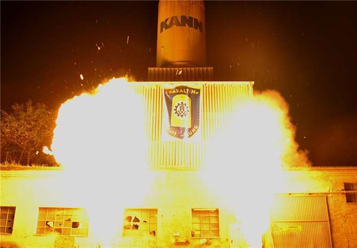 Ein simuliertes heftiges Unwetter war Ursache mehrerer Zementstaubexplosionen im alten Betonwerk.