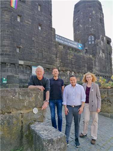 Ein sogenannter „Vector of Memory“, als Markierungszeichen für die Wege von dem bekannten Architekten Daniel Libeskind entworfen, wurde vor den Brückentürmen in Anwesenheit von Chance Williams, Vertreter der LRE, Bürgermeister Björn Ingendahl sowie Anke Sultan und Volker Thehos vom Vorstand des Friedensmuseums, eingeweiht. Foto: Stadt Remagen