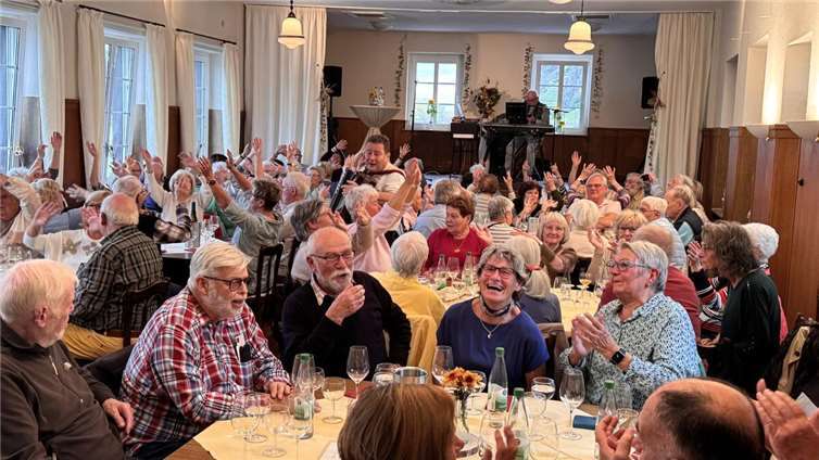 Ein spätsommerlicher Nachmittag inmitten der Weinberge, ein Glas feinfruchtiger Tropfen, dazu ein Stück frischer Zwiebelkuchen – genau dieses Erlebnis erwartet die Teilnehmerinnen und Teilnehmer der geselligen Weinfahrten im Rahmen der „Veranstaltungen 67+“. Foto: Stadt Neuwied